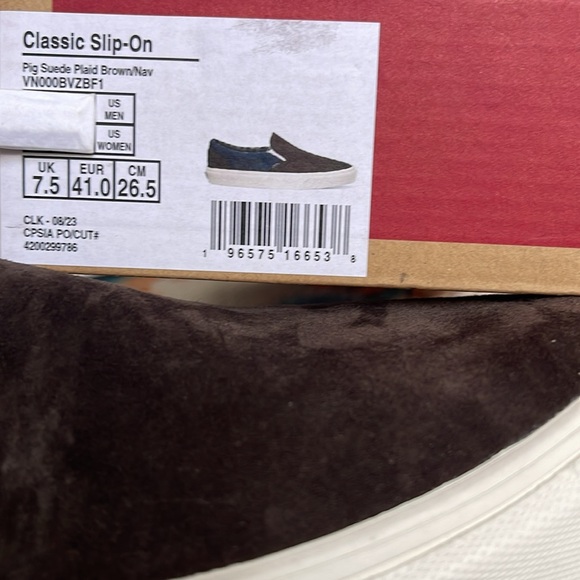 Vans Men’s Classic Slip-On
Pig Suede Plaid Brown/Navy
VN000BVZBF1
Sneakers - Picture 16 of 16